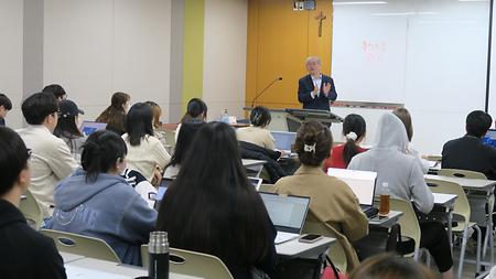 2023년 국제학부 특강 진행(김형진 전 벨기에 대사님)